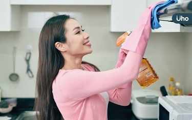 橘子皮吃完別丟！教你「2步驟」DIY天然清潔劑：保養家具超有效