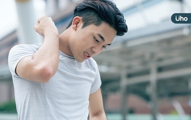 怎麼睡才能讓肩頸放鬆?醫揭「正確姿勢」耳朵與肩膀呈●●度最剛好