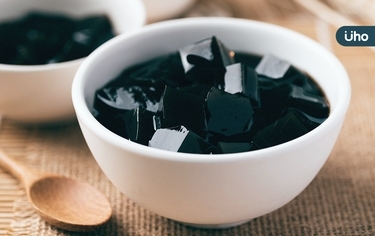 仙草凍自己動手做！夏日聖品「仙草」功效、熱量一次看：2類人別吃