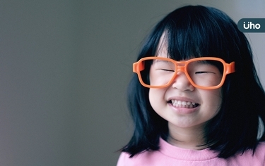 近視年紀越小度數飆越快!醫揭控制近視「關鍵在它」比較4方法優缺