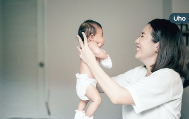 產後護理全指南》月嫂、月子中心哪個好?飲食、運動建議?專家教妳選