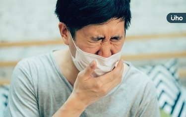 他反覆咳嗽、喉嚨痛竟是「1部位」發炎!中醫「3招」治療慢性咳嗽