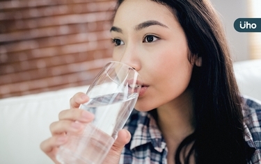 喝水不夠，疾病來湊！你是「隱性缺水人」嗎？醫揭6大特徵：超傷身