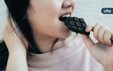 巧克力能緩解月經不適？小心更嚴重！營養師：吃「2類食物」才有效