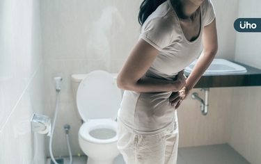 一憋尿就腹脹，38歲女頻跑廁所！醫揭「膀胱過動」這些飲品最好少喝
