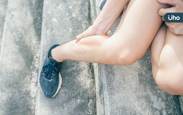 鐵腿怎麼辦?小心按摩滾筒越滾越痛!走路前先做「護腿4招」才有效