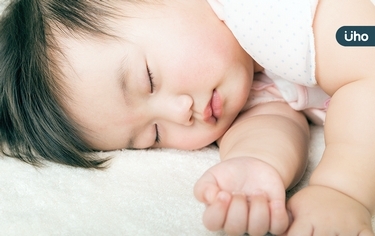 小孩睡覺打呼，是呼吸道異常嗎？醫揭常見原因：「有這症狀」先清鼻腔
