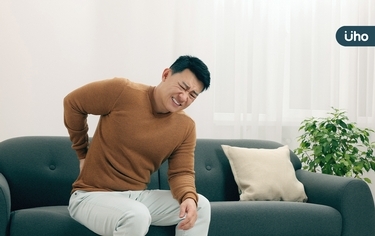 他打球軟腳關節痛⋯竟是「僵直性脊椎炎」發作!醫:5症狀●●歲前好發