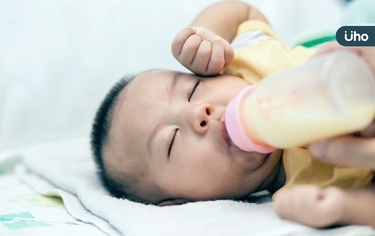 寶寶20天沒排便正常嗎？常溢奶該如何改善？育兒疑難雜症4QA醫解答