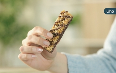 能量棒、穀物棒與蛋白棒哪裡不一樣?運動可不可以吃?