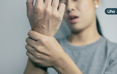 她患類風濕性關節炎⋯類固醇一減藥就復發!醫揭病程「3階段」治療