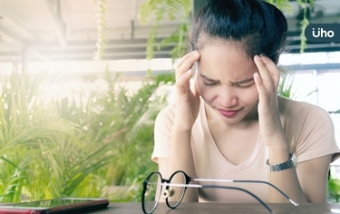 她偏頭痛「像電鑽敲腦袋」吃止痛藥度日!醫「這招治療」1次就見效