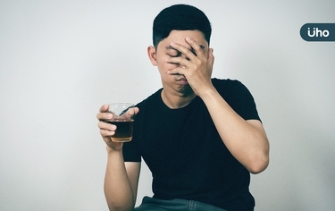 喝酒臉紅是肝功能代謝好,不臉紅是身體差?醫揭「腦神經受損」真相⋯