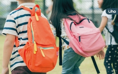 孩子背書包姿勢錯,恐害脊椎側彎、駝背!把握3原則書包這樣挑才對