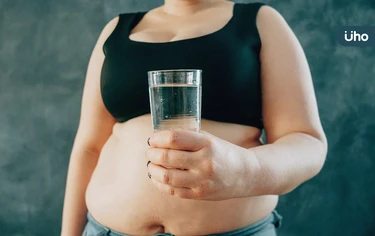 體內濕氣重「喝水」都會胖！醫揭「濕胖體質」4招保健：每天1杯薑汁