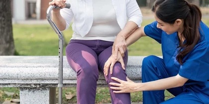 確診骨質疏鬆拒藥物治療 57歲女在家深蹲意外脊椎骨折