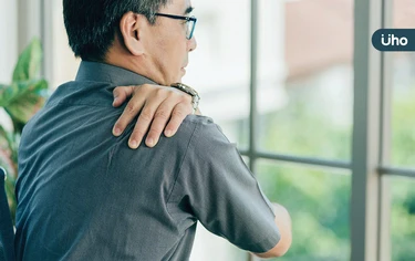 肩膀疼痛無力、抬不起來竟是「這裡」破洞!醫警告:別誤認五十肩