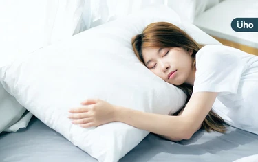 常落枕、睡不好⋯小心是枕頭選錯了！常見枕頭「4材質」優缺這樣挑