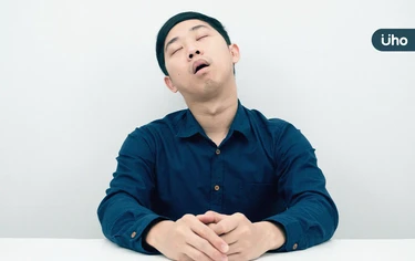 一坐下就累到睡?恐「睡眠呼吸中止症」作祟!醫教你「3症狀」判斷