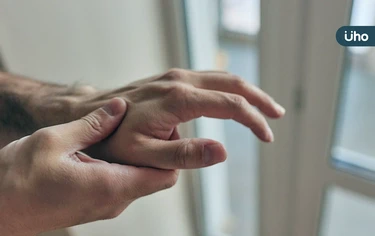 腳痛、手痛到走不出家門!她患「類風濕性關節炎」恐全身關節變形