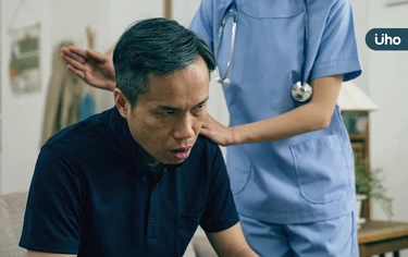 長輩嗆咳恐奪命!家屬必學「吸入性肺炎」預防5招:吃飯前後要拍痰