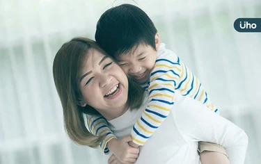 「全職媽媽」被家庭綁住好痛苦？研究揭真相：比工作「幸福感更高」