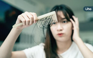 產後落髮會持續多久?該吃什麼才能挽救髮量?中醫:芝麻、豬肝有用