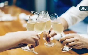 喝酒時做「1動作」能防癌？專家揭「飲酒攻略」：最好注意酒的總量