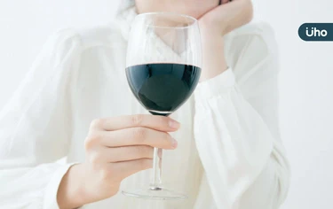 喝紅酒真的比較健康嗎？心臟醫破「飲酒迷思」：每週少於這量才安全