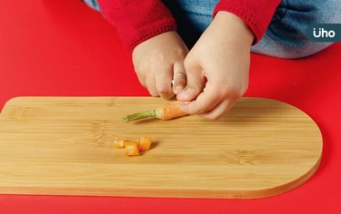 蘿蔔刀之亂》如何讓孩別玩蘿蔔刀？心理師教1招溝通：拿手機像拿菜刀