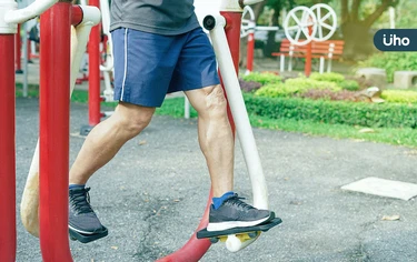 有圖解》年紀大怕跌倒如何練腿力?物理治療師「1招」赤手空拳就能練
