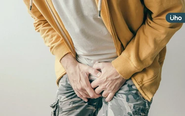 壯男解尿「下體超痛」竟因這裡發炎!泌尿醫揭「3大症狀」恐不孕