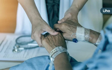 8旬老母親靠「呼吸器續命」仍不治⋯兒悔恨問「1句話」醫暖心回覆