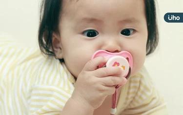 3歲還在吃奶嘴，恐影響大腦發育！醫教2招幫小孩「無痛」戒奶嘴