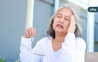 一起床就噁心、頭暈?恐是前庭功能退化!醫教你按「5穴位」有效舒緩