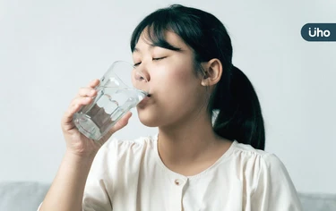 不愛喝水怎麼補水？必學6招「無痛」補水法：用吸管、配飲料喝更快