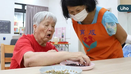 雙老的沉重與艱難 育成社福承擔全人服務 堅持走一條人少的照顧道路