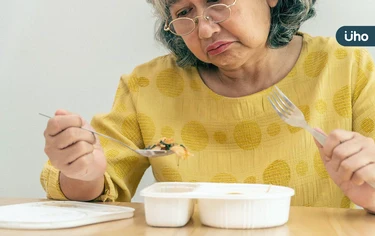有圖解》食不下嚥怎麼辦?腦中風病人「吞嚥3技巧」低頭吃更好吞