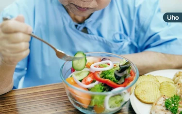 失智長輩不吃飯怎麼辦?牙醫教你「2招」刺激食慾:試著提供小盤菜