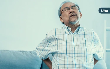 筋骨痠痛「從下背到小腿」?醫教躺床「1姿勢」舒緩:最好墊枕頭