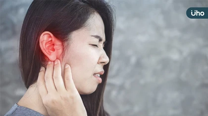 耳朵疼痛 悶感或是聽力減弱伴隨耳腔滲液 當心中耳發炎