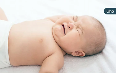 嬰兒疑因「濕口罩」窒息！寶寶睡覺「NG習慣」釀悲：這5件事千萬別做