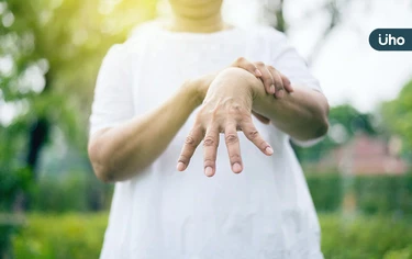 「巴金森氏症」不只有手抖、動作慢！醫揭「4種症狀」可能更早發生