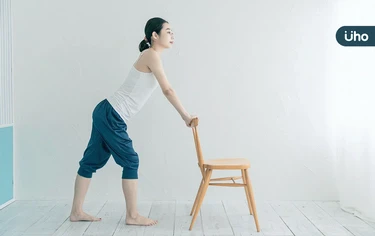有圖解》過年剷肉「坐椅子」就能瘦!職能治療師「5招」居家伸展運動