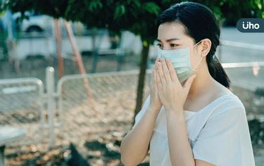 呼吸道症狀患者增3成!醫憂心「交叉感染多」這波喉嚨痛、咳喘很嚴重
