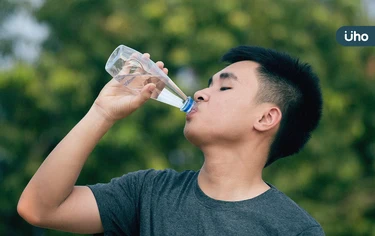 國三生喝水比賽「狂灌6公升水」險丟命！醫揭「水中毒」8大症狀