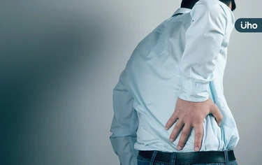 老翁輕忽「無痛血尿」險釀腎病變!醫用「1招」除結石:還能順除腫瘤