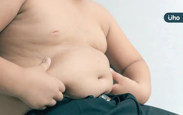 全台兒童每3人就1人過胖，竟都是爸媽害的？醫警告7成長大後繼續胖