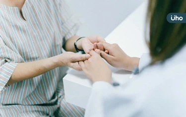 兩老看診「互不認識」卻合演戲?醫揭「暖心原因」看病不是只有治療