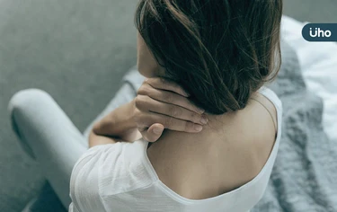 頸椎壓迫神經「手腳痠麻無力」?中醫「1招」舒緩:還能改善五十肩